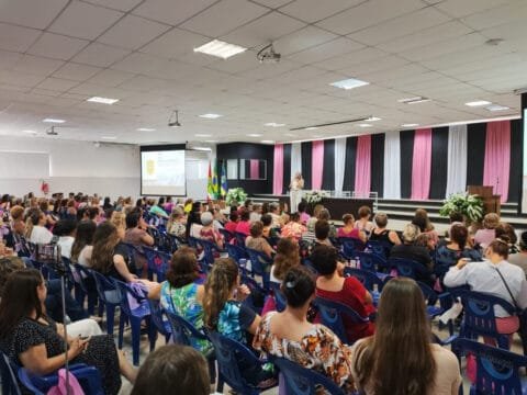 Mulheres reunidas em palestra sobre o Dia Internacional da Mulher