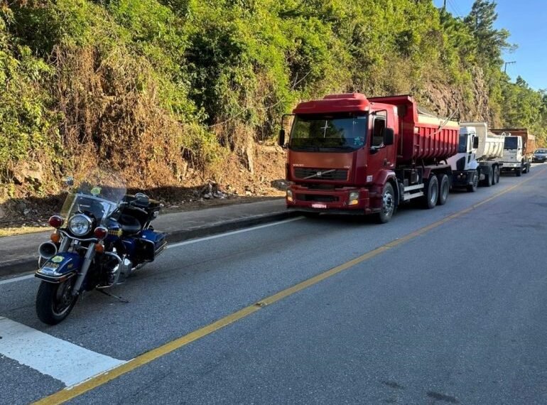 Caminhões carregados com pedra brita na BR-101