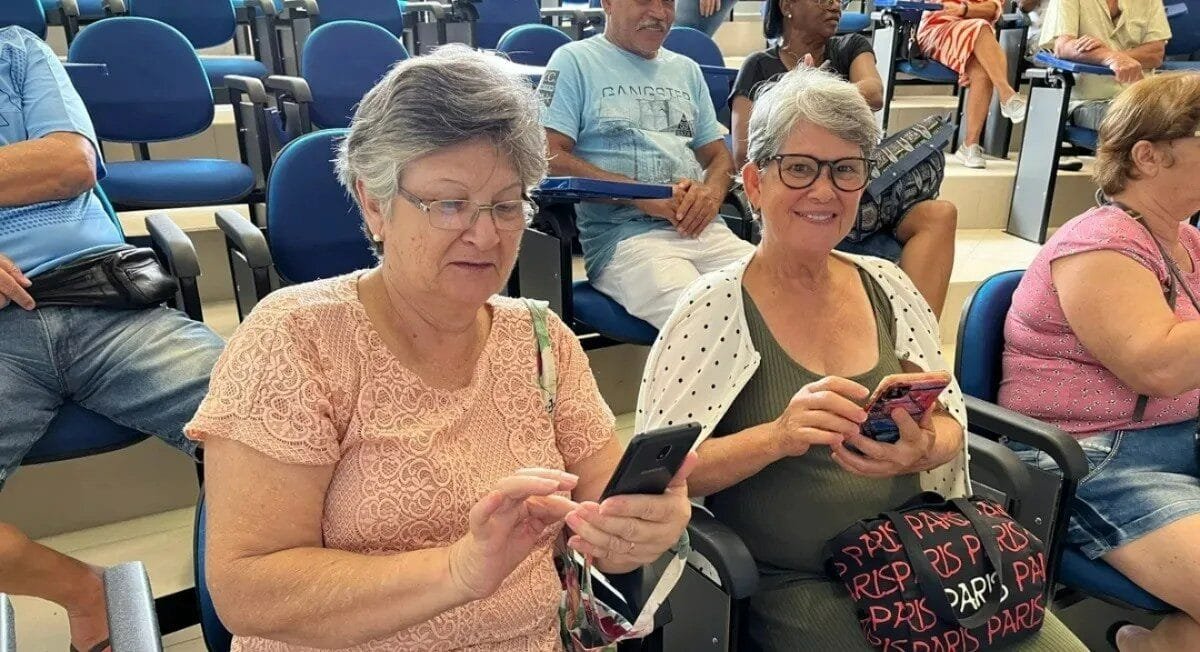 Capacitação de idosos no Projeto Inclusão Digital em São José