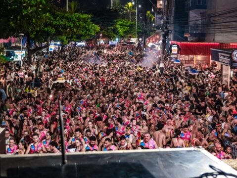 Foliões em desfile de Carnaval