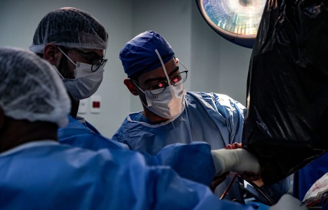 Paciente sendo preparado para cirurgia em hospital de Santa Catarina