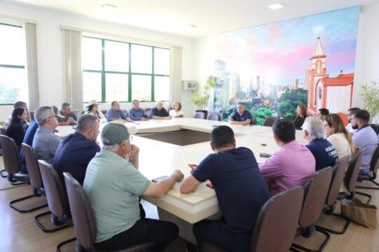 Representantes da comitiva do estado do Acre reunidos na Prefeitura de Chapecó