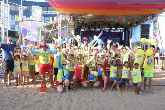 Crianças alegres participando do desfile do Bloco dos Golfinhos em Barra Velha