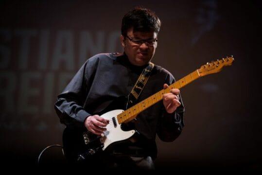 Guitarrista Cristiano Ferreira no palco