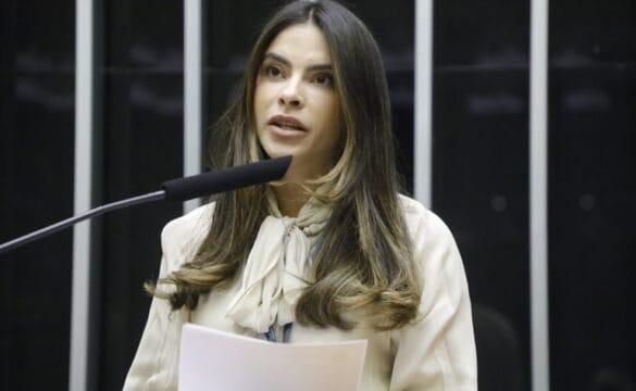 Imagem da Deputada Yandra Moura presidindo a Comissão de Integração Nacional