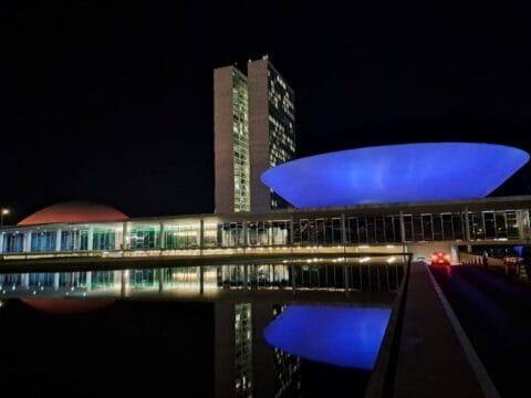 Iluminação especial em azul e vermelho para o Dia Mundial do Rim