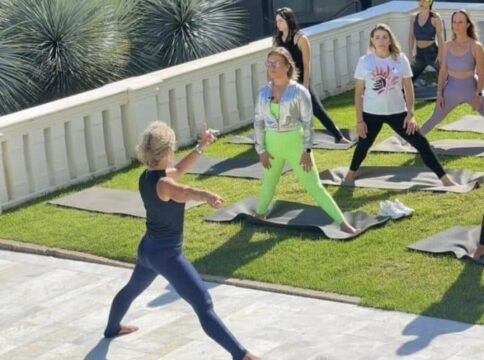 Mulher praticando yoga ao ar livre