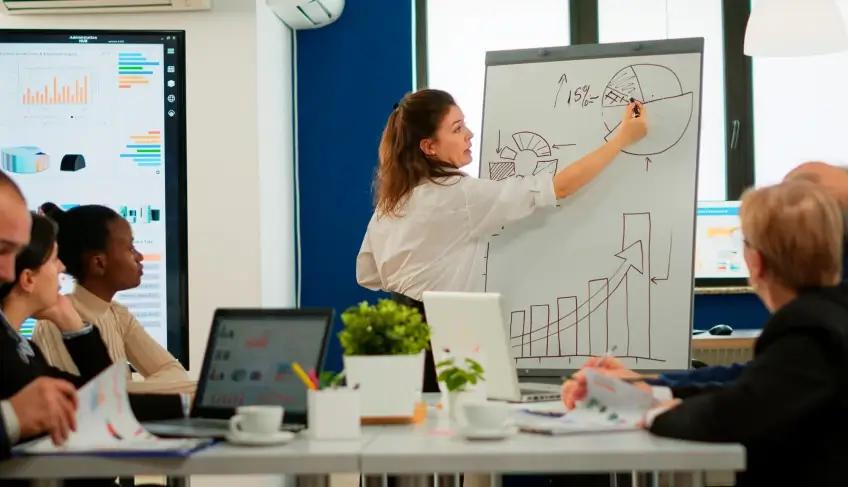 Imagem ilustrativa de mulheres trabalhando juntas em uma startup