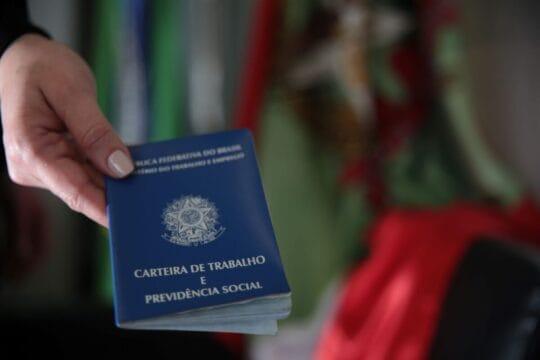 Pessoas trabalhando em escritório