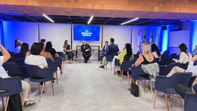 Empresários discutindo estratégias de networking durante evento