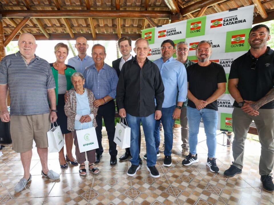 Idosos recebendo aparelhos auditivos no Lar de Zulma