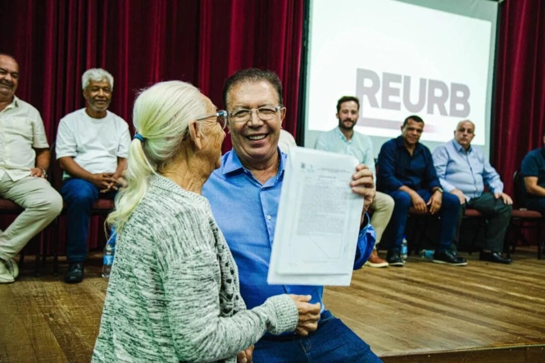 Títulos de propriedade sendo entregues para famílias em São José