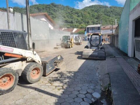 Equipe trabalhando na limpeza urbana com Bobcat em São José