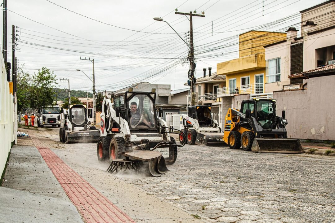 Equipe mecanizada na limpeza de São José