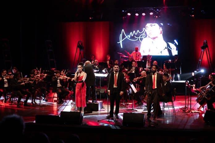ABRUNA cantando no palco do CIC