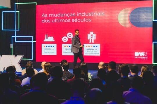 Público interagindo em palestra sobre IA
