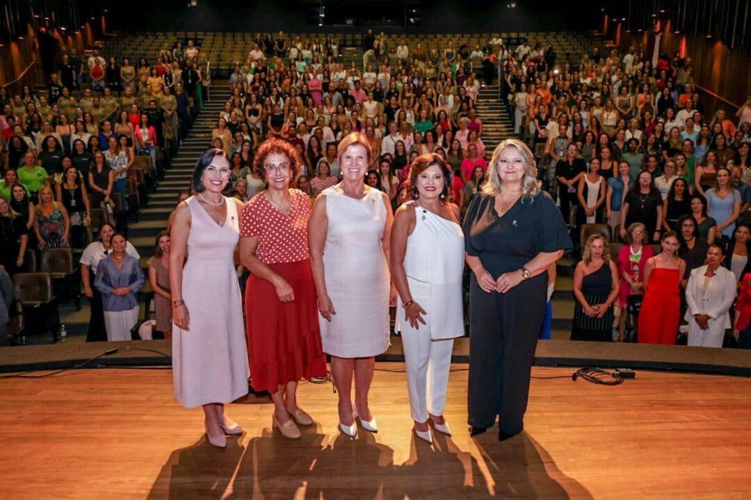 Mulheres reunidas em evento SC por Elas