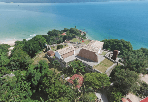 DJs tocando brasilidades em evento gratuito na Fortaleza da Praia do Forte em Florianópolis