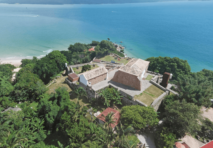 DJs tocando brasilidades em evento gratuito na Fortaleza da Praia do Forte em Florianópolis