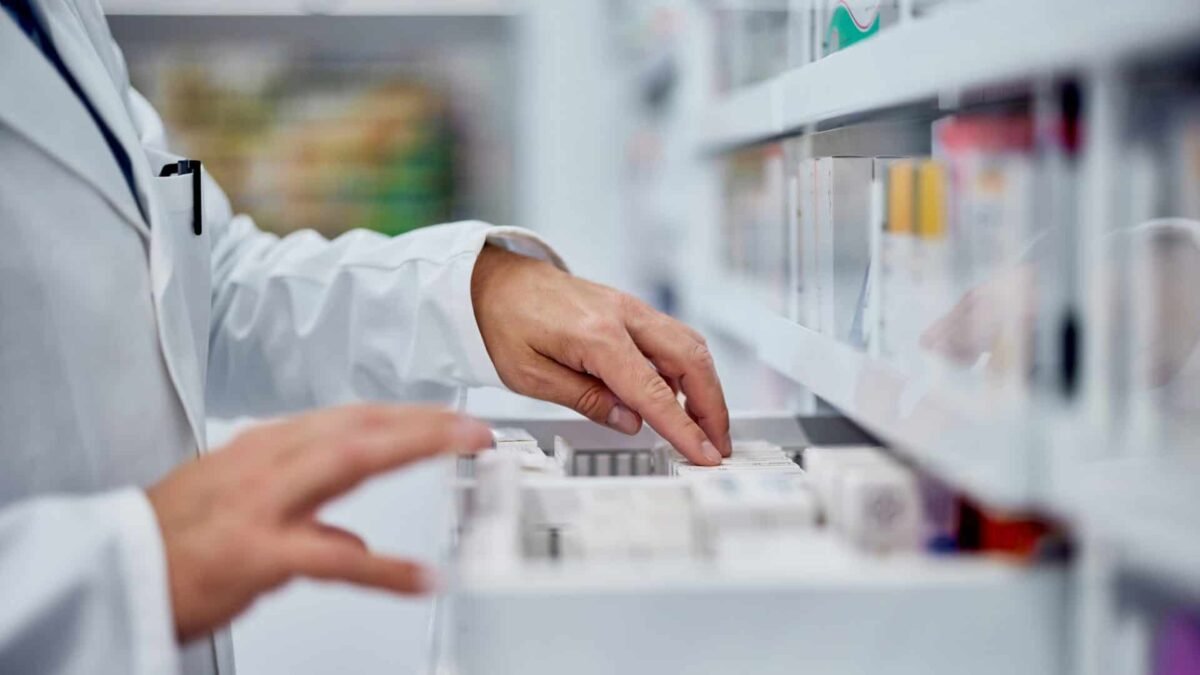 Farmacêuticos realizando exames físicos em pacientes