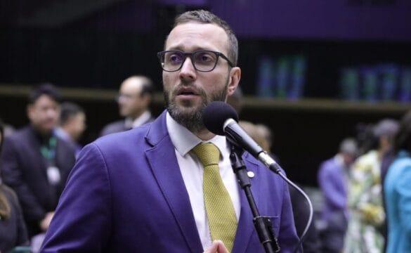 Deputado Filipe Barros assumindo a presidência da Comissão de Relações Exteriores e Defesa Nacional da Câmara dos Deputados