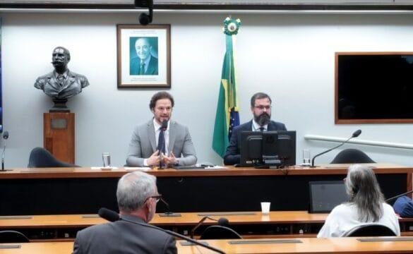 Deputado Fred Costa recebendo posse como presidente da Comissão de Legislação Participativa