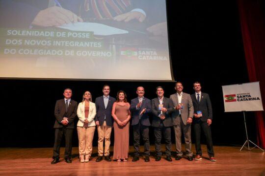 Governador Jorginho Mello dando posse a novos secretários