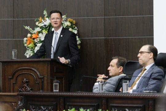 Governador Jorginho Mello e secretário Cleverson Siewert em evento do Judiciário