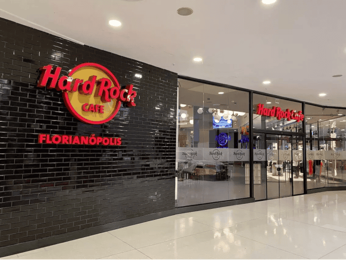 Mulheres se apresentando no Hard Rock Cafe Florianópolis