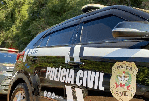 Homem sendo detido pela polícia em Palhoça