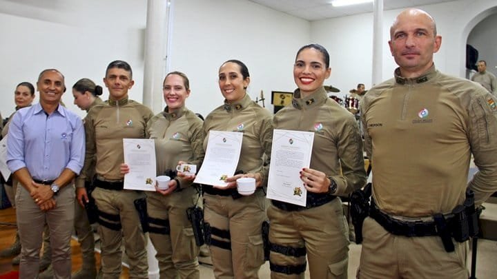 Mulheres policiais recebem homenagem em evento da Polícia Militar de Santa Catarina