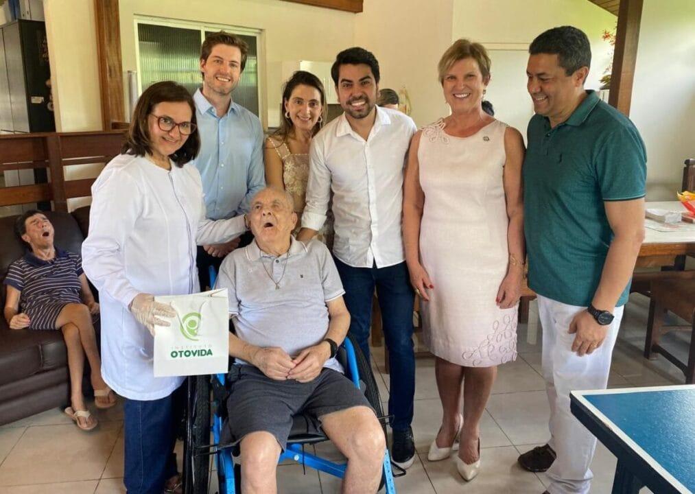 Idosos sendo beneficiados com aparelhos auditivos do Fundo Estadual do Idoso em Santa Catarina