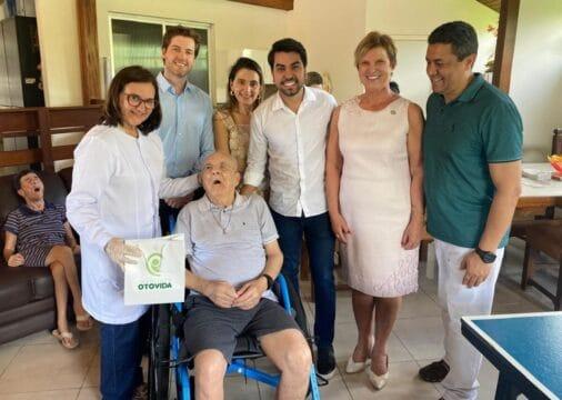 Idosos sendo beneficiados com aparelhos auditivos do Fundo Estadual do Idoso em Santa Catarina