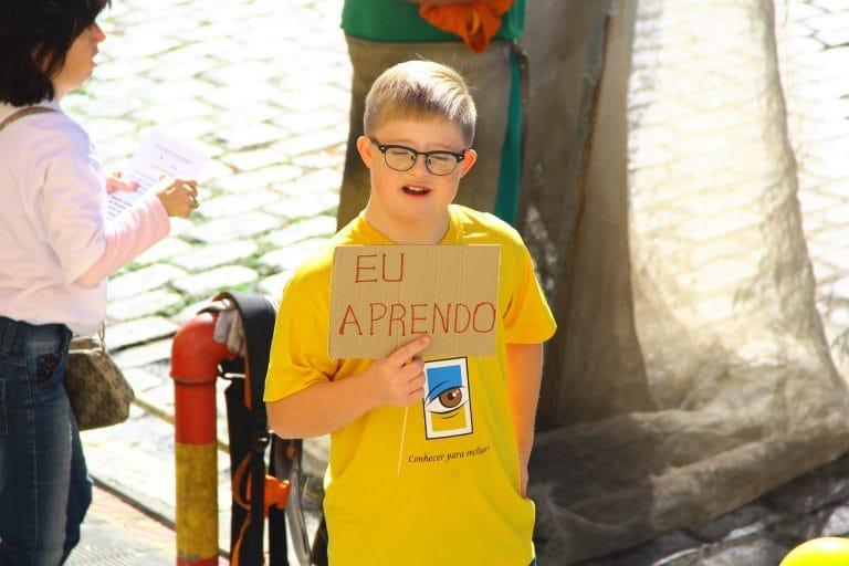 Iluminação azul e amarelo em homenagem ao Dia da Síndrome de Down