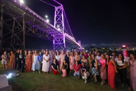 Iluminação em rosa da ponte Hercílio Luz - Programação do Mês da Mulher