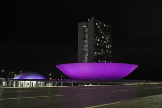 Iluminação especial roxa no Congresso Nacional pelo Dia Mundial da Obesidade