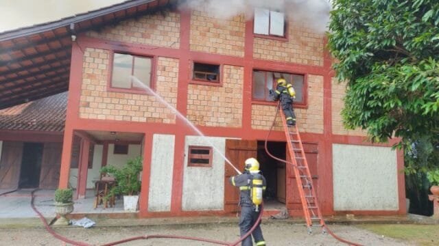 Incêndio controlado pelo Corpo de Bombeiros em São José