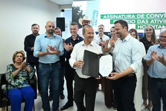 Governador Jorginho Mello e prefeito Adriano Silva assinam convênios
