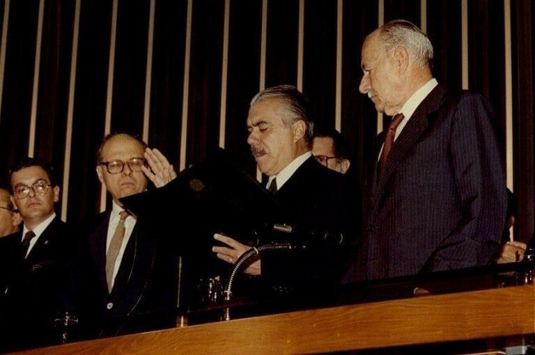 Imagem histórica da redemocratização com José Sarney