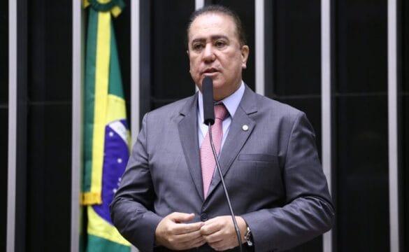 Painéis solares em instalação