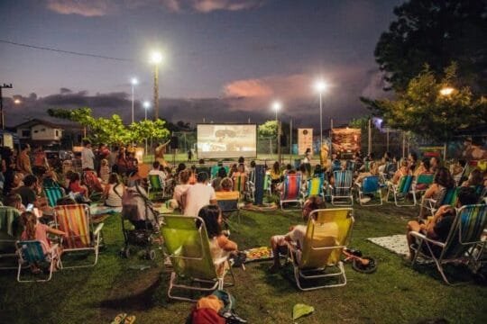 Crianças participando de atividades artísticas na Maratona Cultural de Florianópolis