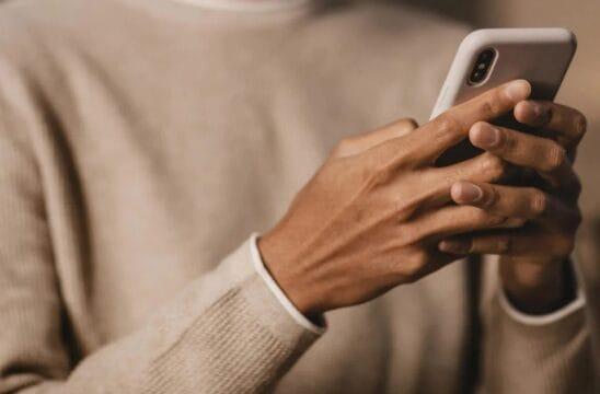 Ilustração de mensagens falsas sendo recebidas em um smartphone por um microempreendedor