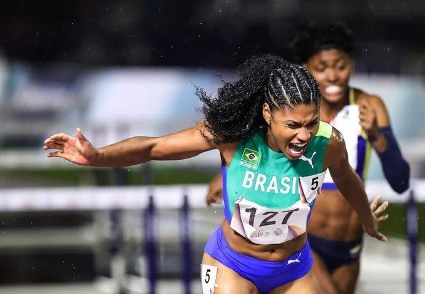 Atleta Micaela Mello representando São José no Mundial Indoor de Atletismo