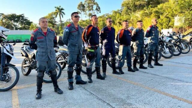 Motociclista do GMAU prestando atendimento de emergência com motolância