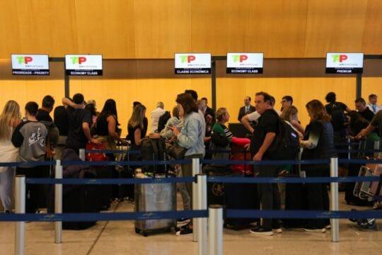 Passageiros internacionais em aeroporto