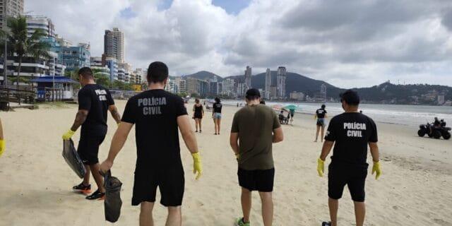 Mutirão de limpeza na Praia de Canasvieiras em Florianópolis