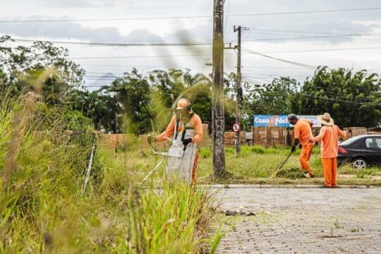 Equipe trabalhando na limpeza das vias públicas em São José