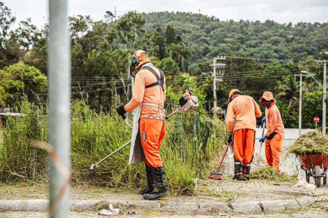 Equipe realizando mutirão de limpeza urbana em São José