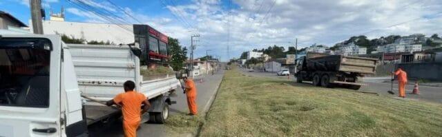 Equipe realizando limpeza urbana em São José