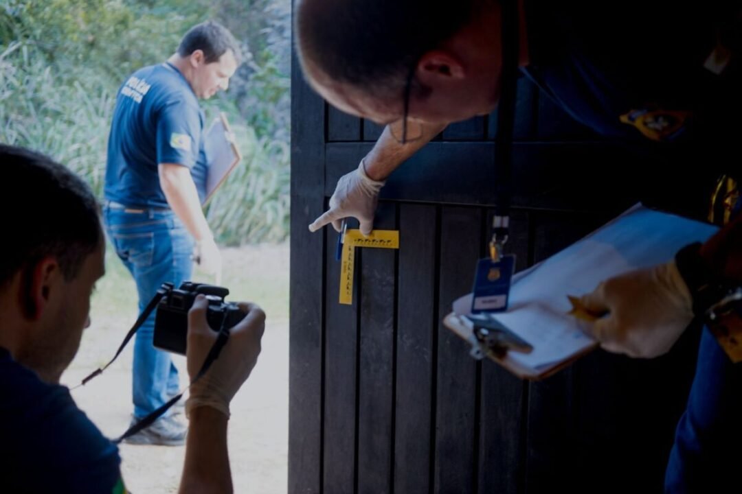 Agentes de perícia criminal da Polícia Científica de SC